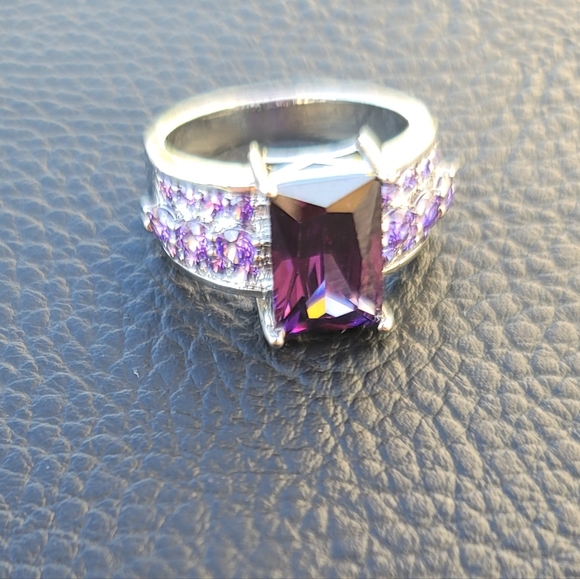 Purple Emerald Cut Glass Ring - Vintage, Estate - Size 8.5 - Picture 5 of 7